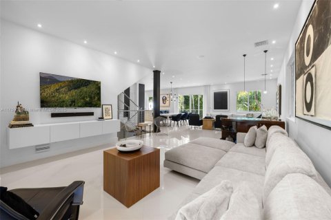 House in Miami, Florida 4 bedrooms, 289.3 sq.m. № 1584930 - photo 13