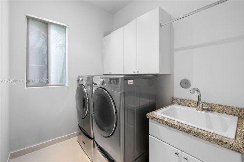 House in Miami, Florida 4 bedrooms, 289.3 sq.m. № 1584930 - photo 28
