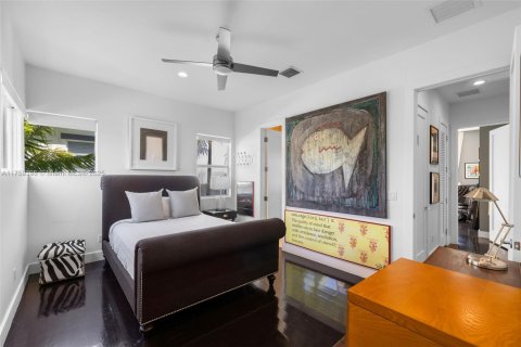 House in Miami, Florida 4 bedrooms, 289.3 sq.m. № 1584930 - photo 25