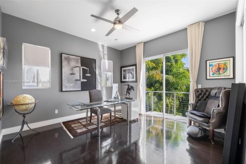 House in Miami, Florida 4 bedrooms, 289.3 sq.m. № 1584930 - photo 21