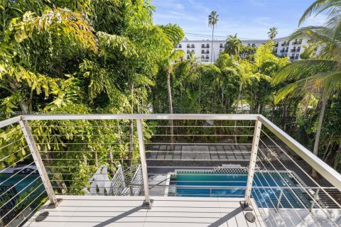 House in Miami, Florida 4 bedrooms, 289.3 sq.m. № 1584930 - photo 30
