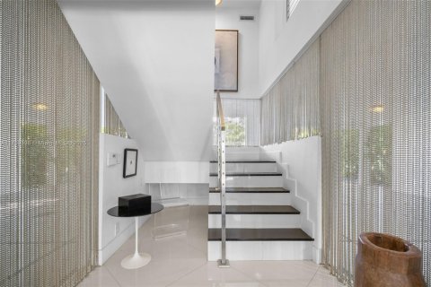 House in Miami, Florida 4 bedrooms, 289.3 sq.m. № 1584930 - photo 4