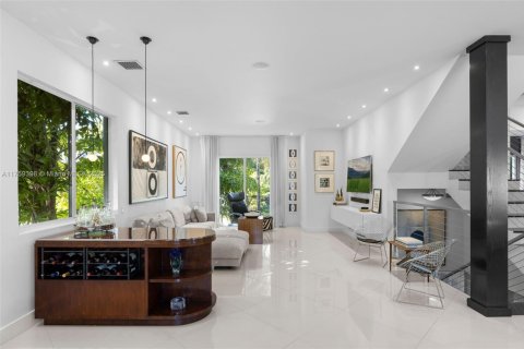 House in Miami, Florida 4 bedrooms, 289.3 sq.m. № 1584930 - photo 12