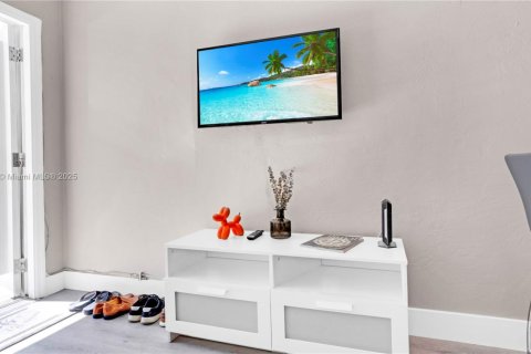 Condo in Miami Beach, Florida  № 1977688 - photo 3