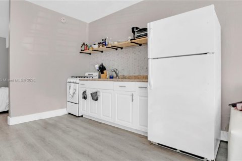 Condo in Miami Beach, Florida  № 1977688 - photo 10