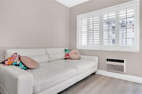 Condo in Miami Beach, Florida  № 1977688 - photo 2