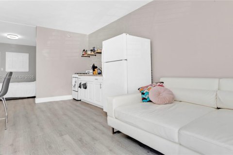 Condo in Miami Beach, Florida  № 1977688 - photo 15