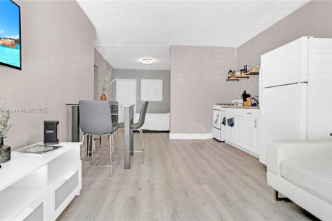 Condo in Miami Beach, Florida  № 1977688 - photo 1