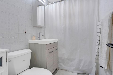 Condo in Miami Beach, Florida  № 1977688 - photo 8