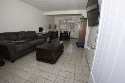 Condo in Hialeah, Florida, 1 bedroom  № 1855228 - photo 10
