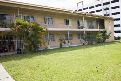 Condo in Hialeah, Florida, 1 bedroom  № 1855228 - photo 2