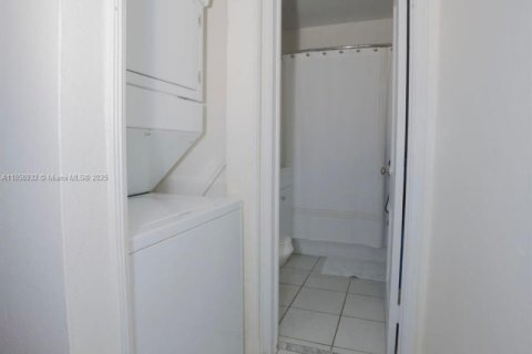 Condo in Hialeah, Florida, 1 bedroom  № 1855228 - photo 12
