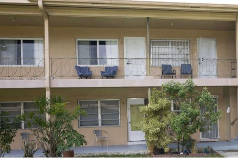 Condo in Hialeah, Florida, 1 bedroom  № 1855228 - photo 1