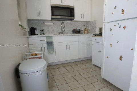 Condo in Hialeah, Florida, 1 bedroom  № 1855228 - photo 6