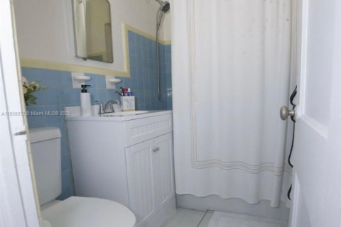 Condo in Hialeah, Florida, 1 bedroom  № 1855228 - photo 11