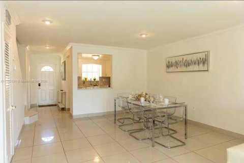 Touwnhouse à louer à North Miami, Floride: 2 chambres, 134.15 m2 № 1968146 - photo 4
