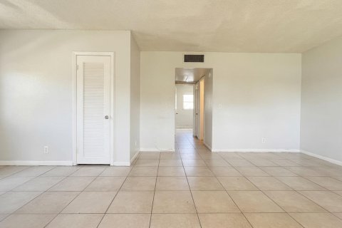 Condo in Lantana, Florida, 2 bedrooms № 2179360 - photo 17
