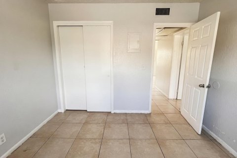 Condo in Lantana, Florida, 2 bedrooms № 2179360 - photo 15