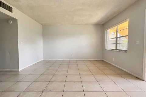 Condo in Lantana, Florida, 2 bedrooms № 2179360 - photo 7