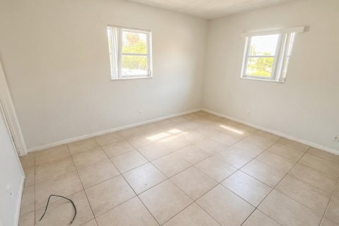 Condo in Lantana, Florida, 2 bedrooms № 2179360 - photo 14