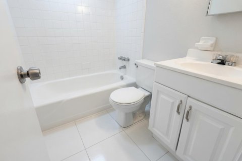 Condo in Lantana, Florida, 2 bedrooms № 2179360 - photo 4