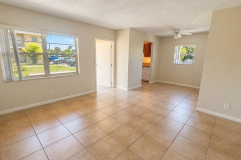 Condo in Lantana, Florida, 2 bedrooms № 2179360 - photo 19