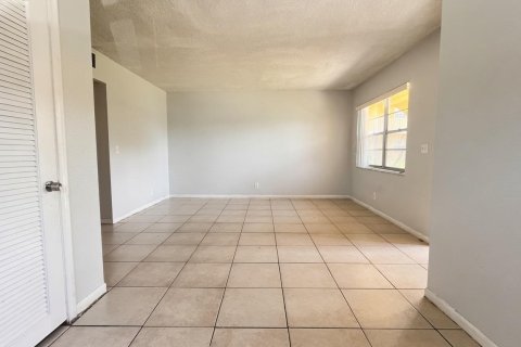 Condo in Lantana, Florida, 2 bedrooms № 2179360 - photo 20