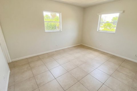 Condo in Lantana, Florida, 2 bedrooms № 2179360 - photo 12