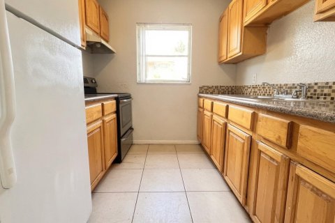 Condo in Lantana, Florida, 2 bedrooms № 2179360 - photo 2