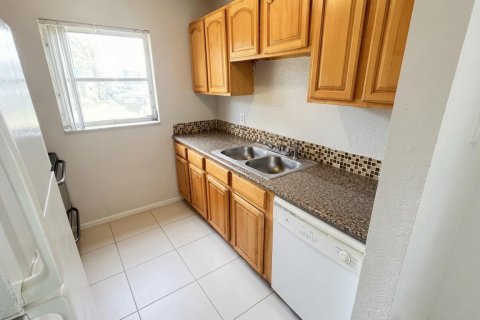 Condo in Lantana, Florida, 2 bedrooms № 2179360 - photo 21