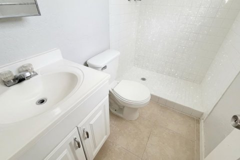 Condo in Lantana, Florida, 2 bedrooms № 2179360 - photo 6