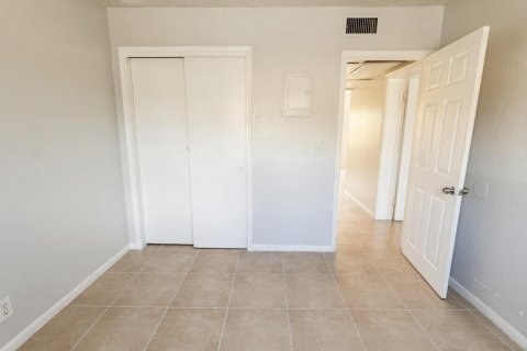 Condo in Lantana, Florida, 2 bedrooms № 2179360 - photo 13