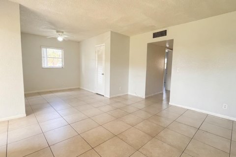 Condo in Lantana, Florida, 2 bedrooms № 2179360 - photo 18
