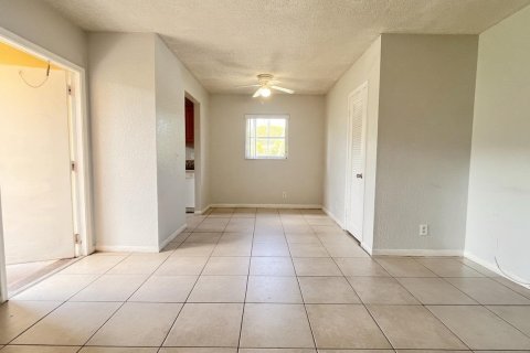 Condo in Lantana, Florida, 2 bedrooms № 2179360 - photo 3