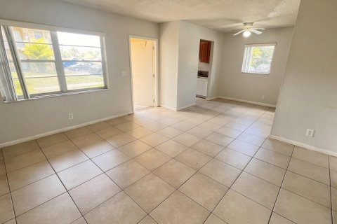 Condo in Lantana, Florida, 2 bedrooms № 2179360 - photo 9