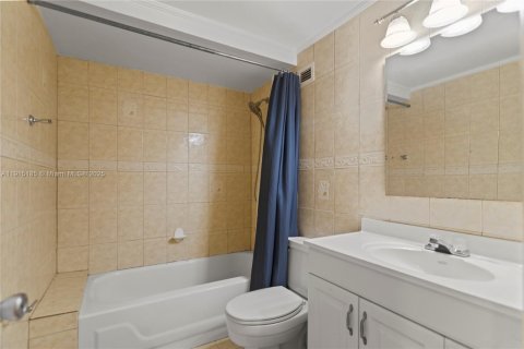 Купить кондоминиум в Холливуд, Флорида 2 спальни, 117.24м2, № 1971538 - фото 24