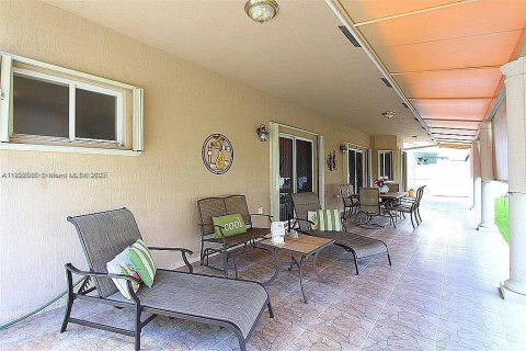 Casa en venta en Miami, Florida, 4 dormitorios, 163.51 m2 № 1953468 - foto 14