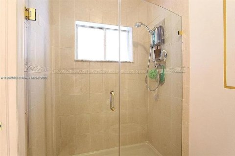 Casa en venta en Miami, Florida, 4 dormitorios, 163.51 m2 № 1953468 - foto 19