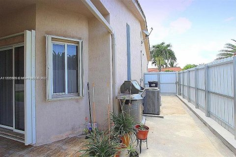 Casa en venta en Miami, Florida, 4 dormitorios, 163.51 m2 № 1953468 - foto 18