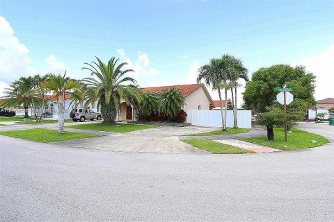 Casa en venta en Miami, Florida, 4 dormitorios, 163.51 m2 № 1953468 - foto 1