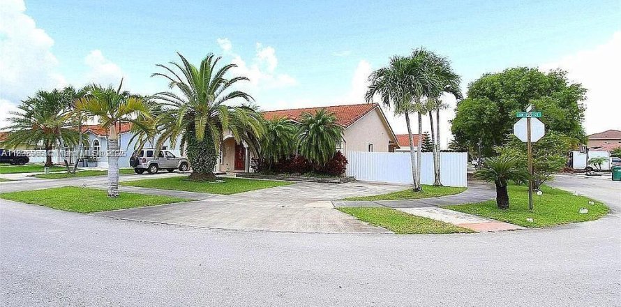 Casa en Miami, Florida 4 dormitorios, 163.51 m2 № 1953468