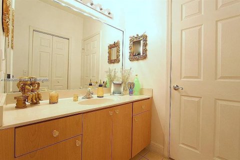 Casa en venta en Miami, Florida, 4 dormitorios, 163.51 m2 № 1953468 - foto 22