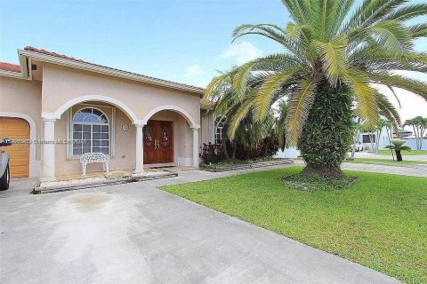 Casa en venta en Miami, Florida, 4 dormitorios, 163.51 m2 № 1953468 - foto 2