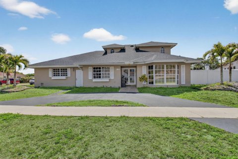 House in Boca Raton, Florida 5 bedrooms, 236.16 sq.m. № 2191965
