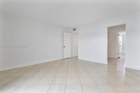 Condominio en alquiler en Miami, Florida, 1 dormitorio, 104.52 m2 № 2086161 - foto 10