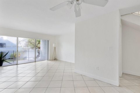 Condominio en alquiler en Miami, Florida, 1 dormitorio, 104.52 m2 № 2086161 - foto 3
