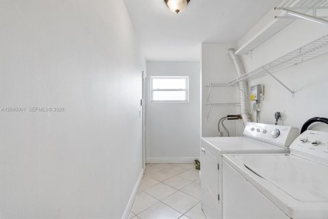 Condominio en alquiler en Miami, Florida, 1 dormitorio, 104.52 m2 № 2086161 - foto 13