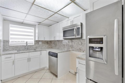 Condominio en alquiler en Miami, Florida, 1 dormitorio, 104.52 m2 № 2086161 - foto 7