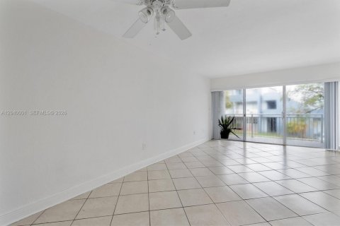 Condominio en alquiler en Miami, Florida, 1 dormitorio, 104.52 m2 № 2086161 - foto 2