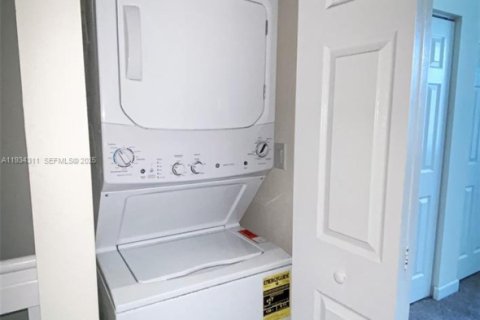 Снять в аренду таунхаус в Хомстед, Флорида 3 спальни, 141.58м2, № 1992670 - фото 16